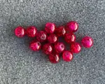 Korálek práskaný kulička 8mm magenta