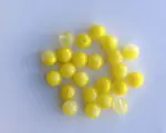 Korálek mačkaný kulička 8 mm žlutá