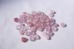 Skleněné mačkané korálky srdce růžový mramor 8 × 8 mm – 7 g