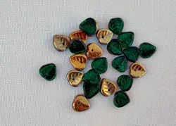Skleněné mačkané korálky – lístečky 7 g 8 x 8 mm zelená a zlatá