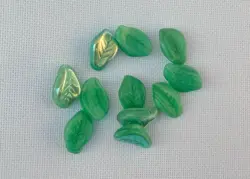 Skleněné mačkané korálky – lístečky 7 g 15 x 10 mm zelená a perleť 