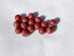Mačkané skleněné korálky – kuličky 8 mm, 15 ks Sfinga / Alabastr s žíháním Červený