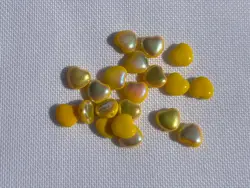 Skleněné mačkané korálky srdce žlutá AB 8 × 8 mm – 7 g cca 20 ks