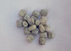 české mačkané skleněné korálky s povrchovou úpravou Picasso – 7 g  8x8 mm Křepelka