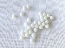 Mačkané skleněné kuličky 6 mm, 30 ks barva bílá
