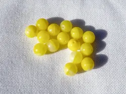 Mačkané skleněné korálky – kuličky 8 mm, 15 ks žlutá