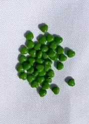 Skleněné mačkané korálky srdce středně zelená  6 × 6 mm – 7 g cca 39 ks