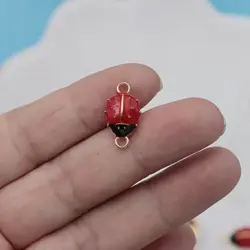 Smaltovaný spojovací přívěsek Beruška – červená, 20 × 11 mm