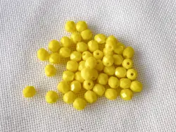 Broušené skleněné korálky 4 mm – žluté  (50 ks)