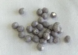 Ohňovky – broušené skleněné korálky 6 mm | 32 ks | pastel šedá