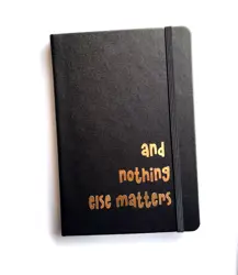 Poznámkový blok A5 " and nothing else matters" s gumičkou