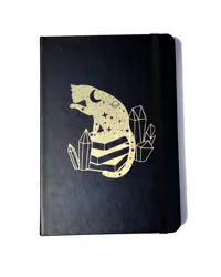 Poznámkový blok A5 „Mystic Cat“ s gumičkou – 120 linkovaných stran FSC®