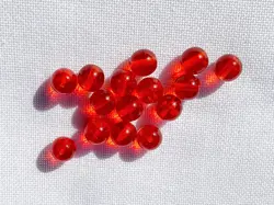 Mačkané skleněné korálky – kuličky 8 mm, 15 ks šarlatová