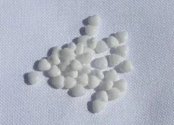 Skleněné mačkané korálky srdce bílá 8 × 8 mm – 7 g 