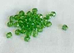 Ohňovky – broušené skleněné korálky 6 mm | 32 ks | zelená transparentní  AB