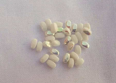 Skleněné mačkané korálky – 7 g 8x 4 mm bílá S AB efektem
