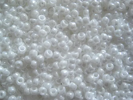 Rokajlové korálky Toho  - Round 15/0 : Opaque-Lustered White TR-15-121