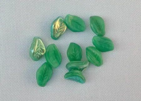 Skleněné mačkané korálky – lístečky 7 g 15 x 10 mm zelená a perleť 