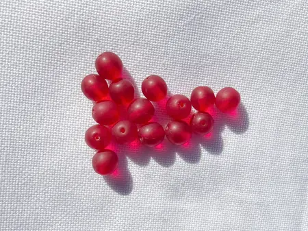 Mačkané skleněné korálky – kuličky 8 mm, 15 ks  červená matná 