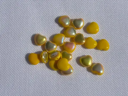 Skleněné mačkané korálky srdce žlutá AB 8 × 8 mm – 7 g cca 20 ks