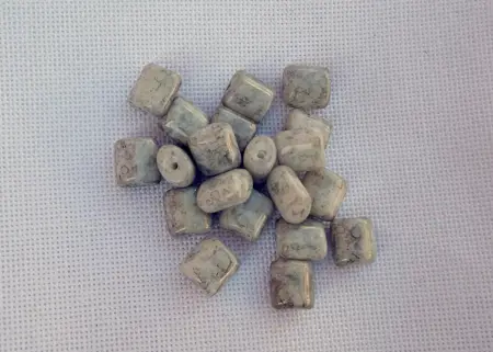 české mačkané skleněné korálky s povrchovou úpravou Picasso – 7 g  8x8 mm Křepelka