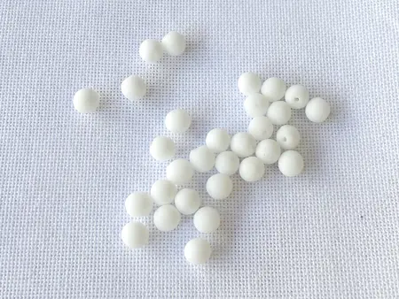 Mačkané skleněné kuličky 6 mm, 30 ks barva bílá