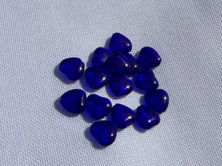 Skleněné mačkané korálky srdce námořní modř 10 × 10 mm – 7 g 