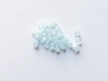 Mačkané skleněné korálky oliva (ovál) 8 × 6 mm, 23 ks světlá královsky modrá mramor