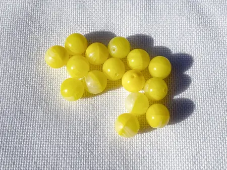 Mačkané skleněné korálky – kuličky 8 mm, 15 ks žlutá