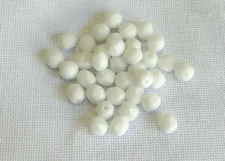 Ohňovky – broušené skleněné korálky 6 mm | 32 ks | Bílá