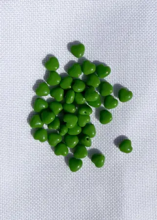 Skleněné mačkané korálky srdce středně zelená  6 × 6 mm – 7 g cca 39 ks