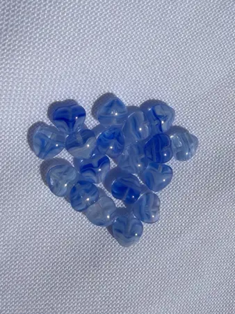 Skleněné mačkané korálky srdce modrá  mramor 8 × 8 mm – 7 g 
