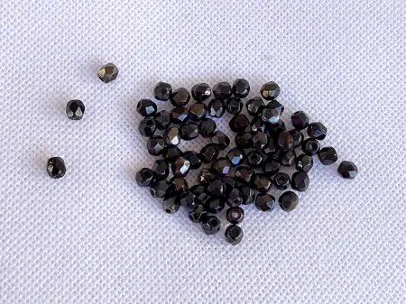 Korálky Ohňovky – broušené skleněné korálky 3 mm, 70 ks pokov hnědý iris na černé