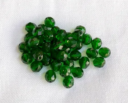 Broušené skleněné korálky 8 mm – tmavě zelená   (12 ks)
