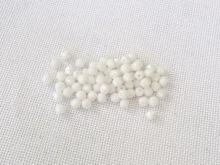 Korálky Ohňovky – broušené skleněné korálky 3 mm, 70 ks  bílá