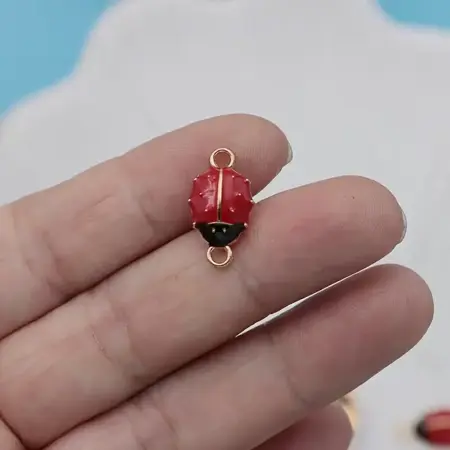 Smaltovaný spojovací přívěsek Beruška – červená, 20 × 11 mm