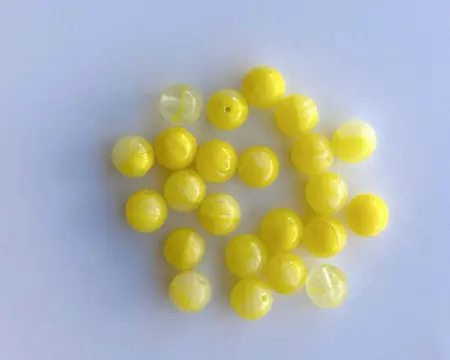 Korálek mačkaný kulička 8 mm žlutá