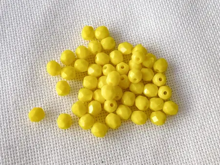 Broušené skleněné korálky 4 mm – žluté  (50 ks)
