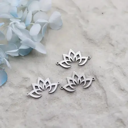 Nerezový přívěsek Lotus – jemný květ lotosu, stříbrná barva