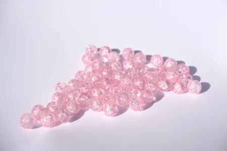 Korálek práskaný kulička 8mm světle růžová