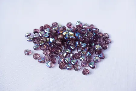 Skleněné mačkané korálky srdce AB 6 × 6 mm – 7 g liláková