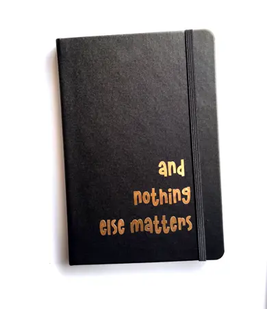 Poznámkový blok A5 " and nothing else matters" s gumičkou