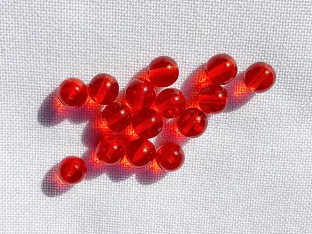 Mačkané skleněné korálky – kuličky 8 mm, 15 ks šarlatová