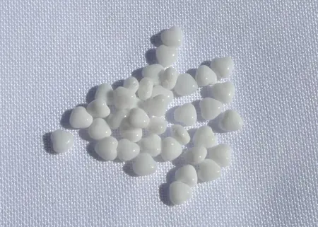 Skleněné mačkané korálky srdce bílá 8 × 8 mm – 7 g 
