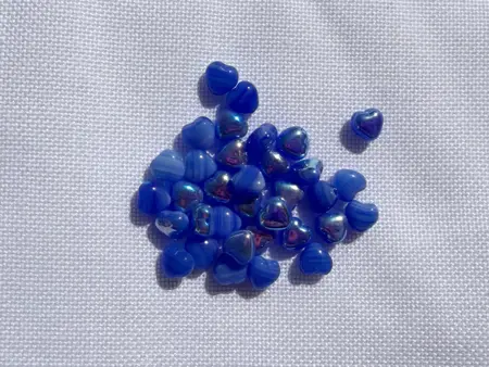 Skleněné mačkané korálky srdce modrá  mramor AB 6 × 6 mm – 7 g 