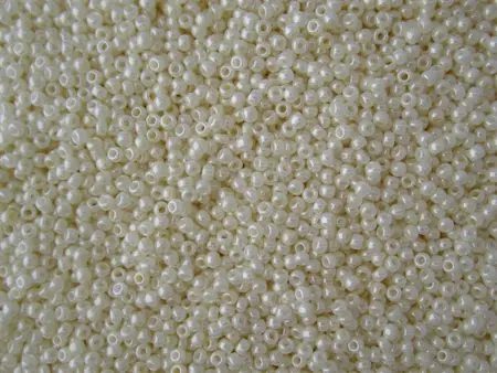 Rokajlové korálky Toho  - Round 15/0 : Opaque-Lustered Navajo White TR-15-122 