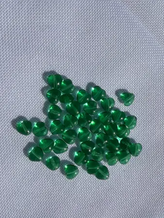 Skleněné mačkané korálky srdce jadeová zelená 6 × 6 mm – 7 g 