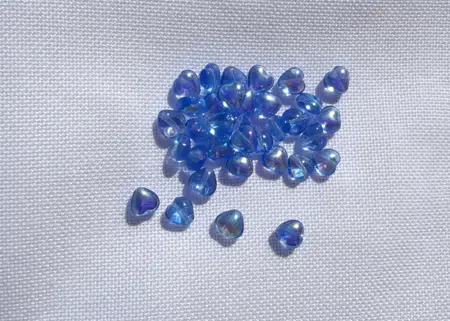 Skleněné mačkané korálky srdce světlá královsky modrá transparentní  AB 6 × 6 mm – 7 g 