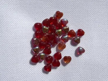 Skleněné mačkané korálky srdce rumělková AB 6 × 6 mm – 7 g 