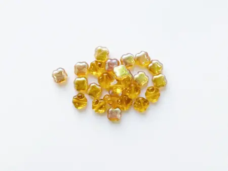 Mačkané skleněné korálky kytičky  (čtyřlisté)  6 × 6 mm, 25 ks Topaz with AB / Iris finish